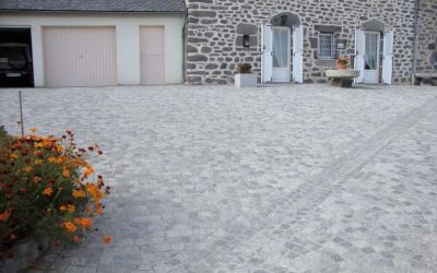 Pose de pierre naturelle sur un chantier pour des particuliers - Loreto Pavage, spécialiste du dallage et pavage